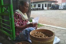 Belajar Malu dari Mbah Par, Penjual Kacang Rebus di Pinggir Jalan