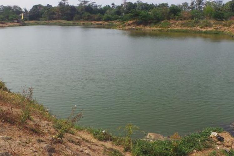 Warga nampak memancing di sekitar Waduk Giri Kencana di Cilangkap, Jakarta Timur. Proyek pembangunan waduk ini terhenti dikarenakan masalah sengketa lahan. Jumat (25/9/2015).