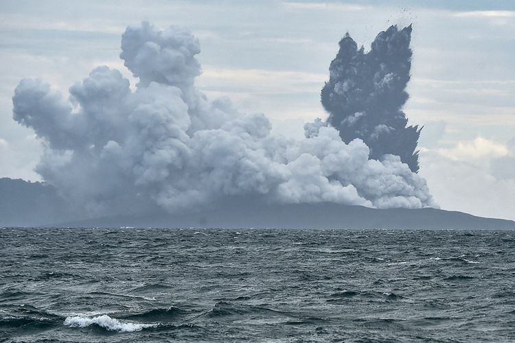 Gunung di selat sunda