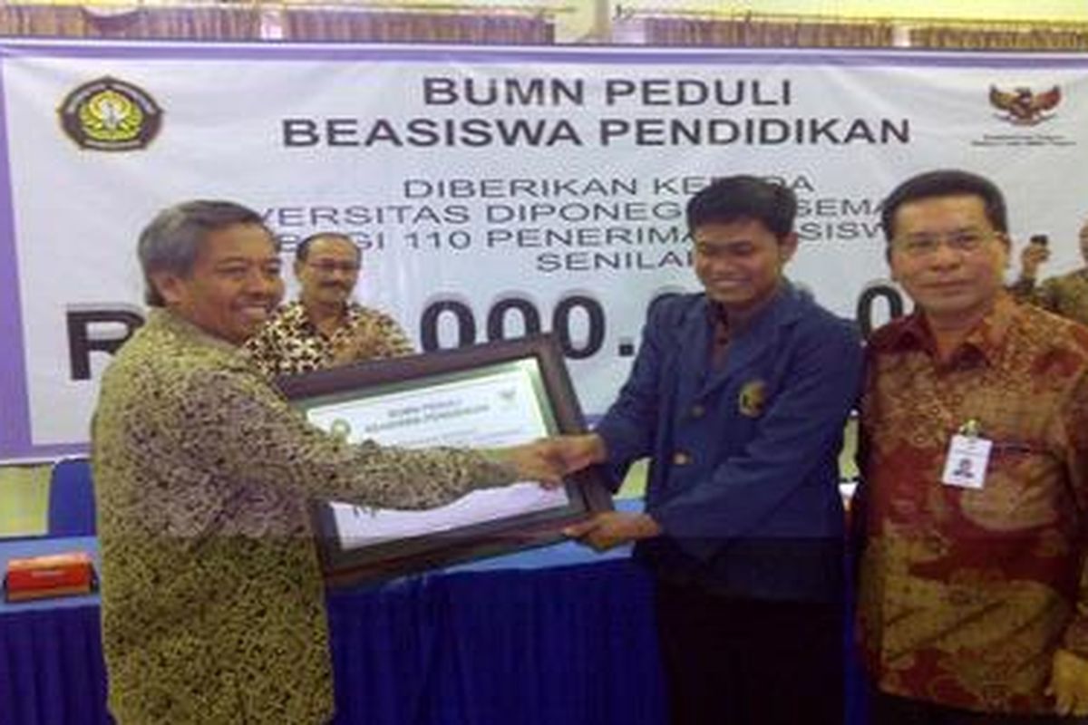 110 mahasiswa Universitas Diponegoro (Undip) Semarang, Jumat (13/1/2011) menerima bantuan beasiswa pendidikan senilai total Rp 1 miliar dari Kementerian BUMN