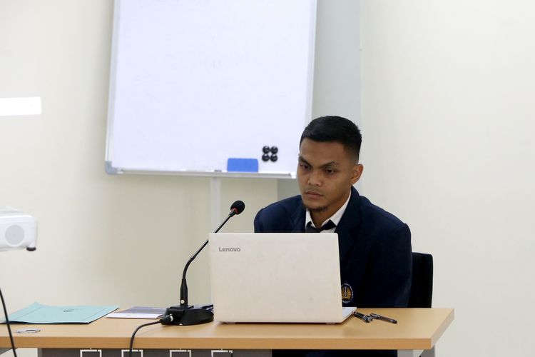 Pemain Persib Bandung Rachmat Irianto saat menjalankan ujian skripsi S1 Pendidikan Jasmani Kesehatan dan Rekreasi di Universitas Negeri Surabaya, Selasa (18/4/2023) siang.