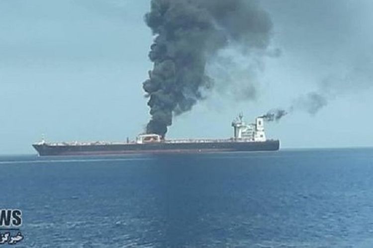 Kapal tanker Iran yang disebut bernama Sabiti mengepulkan asap setelah diduga diserang rudal dekat pelabuhan Arab Saudi pada pagi waktu setempat Jumat (11/10/2019).