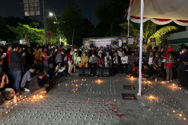 Perkumpulan Hutabarat se-Jabodetabek menggelar aksi solidaritas bertajuk 4.000 lilin untuk mengenang kematian Brigadir Nofriansyah Yosua Hutabarat alias Brigadir J di Taman Ismail Marzuki, Jakarta Pusat, Kamis (18/8/2022).