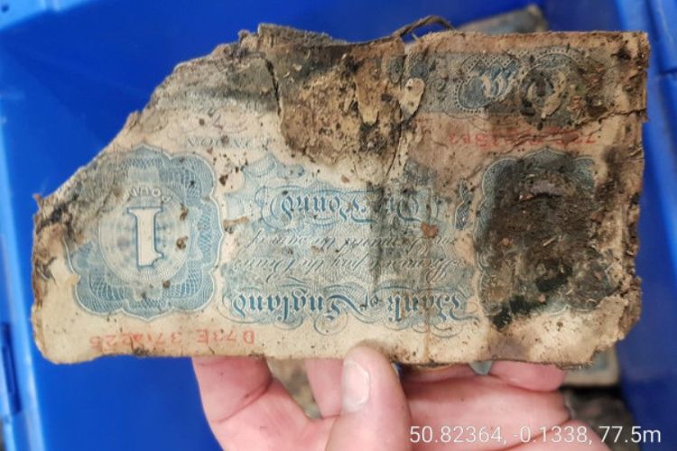 Tumpukan uang kertas yang ditemukan di bawah lantai sebuah toko penjahit yang diyakini dari era Perang Dunia II.