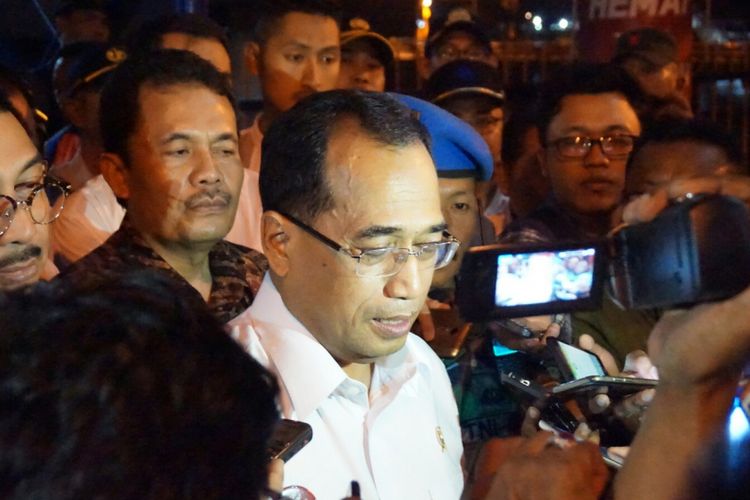 Menteri Perhububgan saat meninjau pelabuhan Ketapang Banyuwangu Sabtu malam (17/6/2017)