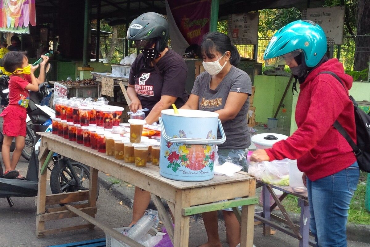 Pedagang takjil atau makanan untuk berbuka puasa mulai memadati sepanjang Jalan Menteri Supeno sisi utara Stadion Manahan, Solo, Jawa Tengah, Jumat (24/4/2020) sore.
