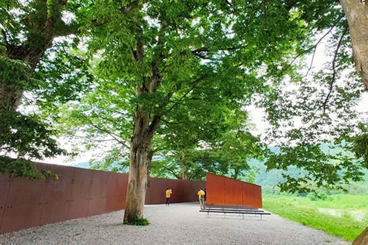 Instalasi seni di desa Echigo-Tsumari berpadu dengan indahnya pemandangan alam yang hijau. (Didi Kaspi Kasim)