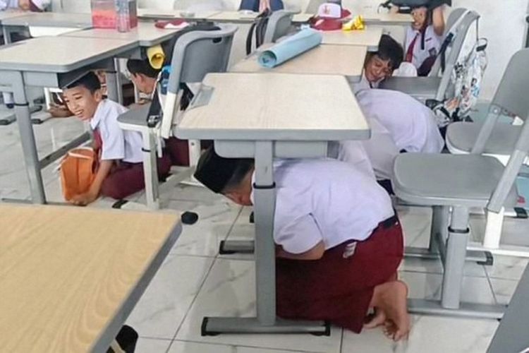 Siswa SD Qur'an Indonesia di Lampung Belajar Hadapi Kebakaran dan Gempa, Tak Cukup Sembunyi di Bawah Meja