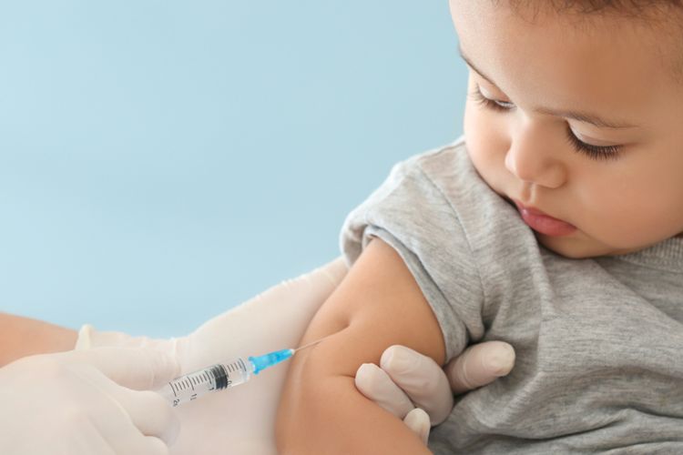 Ilustrasi imunisasi pada anak. Saat anak demam setelah imunisasi, dokter menyarankan untuk tidak memberikan obat penurun demam, melainkan memberikan bentuk perawatan lain.
