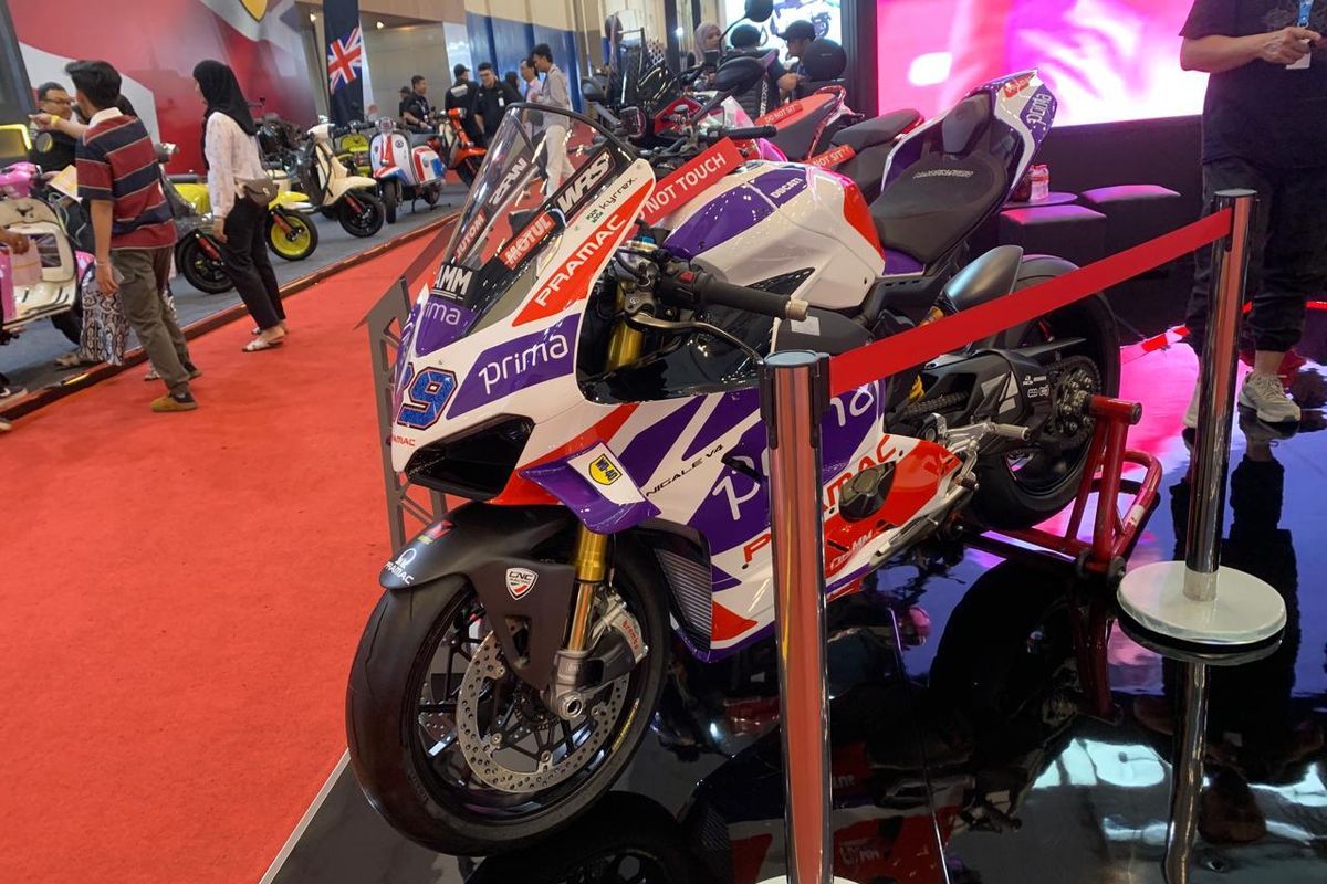 Ducati merilis replika motor balap Jorge Martin dalam wujud Ducati Panigale V4 dengan balutan livery Prima Pramac Racing, yang ditampilan dalam ajang GJAW 2024.