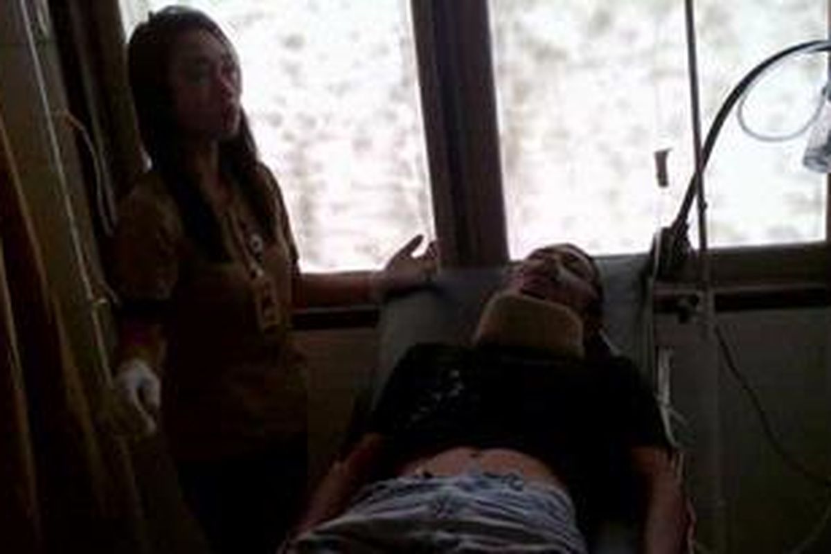 Salahudin (34) jurnalis TV lokal yang terkena senapan angin dirawat di IGD RS Bhayangkara Polda Sulteng