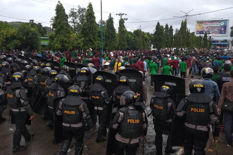 Aparat keamanan dari Kepolisian dan Brimob memukul mundur pengunjuk rasa, setelah terjadinya aksi bentrok dan saling lempar di Kantor DPRD Kota Padang Sidempuan, Sumatera Utara, Kamis (8/10/2020). Akibat kejadian itu, sedikitnya 4 personil polisi, 1 petugas Satpol PP dan 8 Mahasiswa mengalami luka-luka.