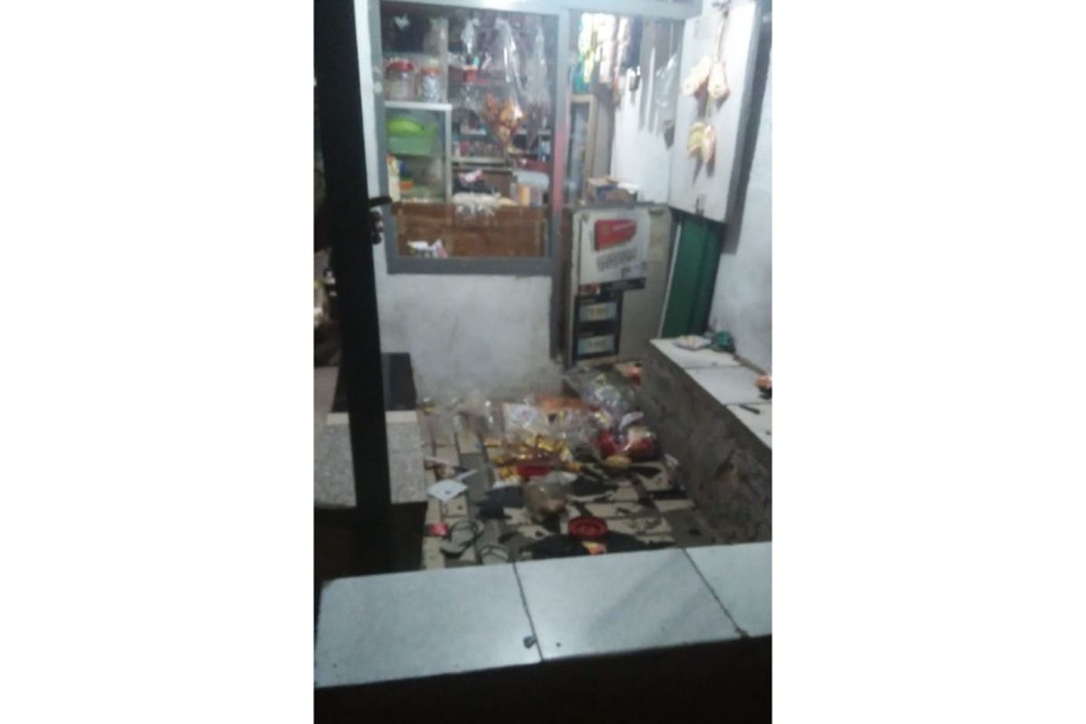 Barang di warung milik Junaedi, Jalan Usaha, Kelurahan Cawang, Kecamatam Kramat Jati, Jakarta Timur, yang dirusak putra Elvy Sukaesih berinisial HR pada Kamis (12/9/2019).