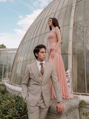 Prewedding Syifa Hadju dan El Rumi di London tampil elegan dengan dress pink lembut, jas beige, makeup natural, dan nuansa romantis.

