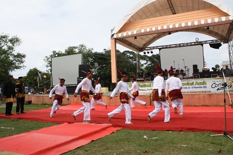 Tari Seudati dari Aceh, bukti akulturasi dan perkembangan budaya Islam di bidang kesenian Islam.