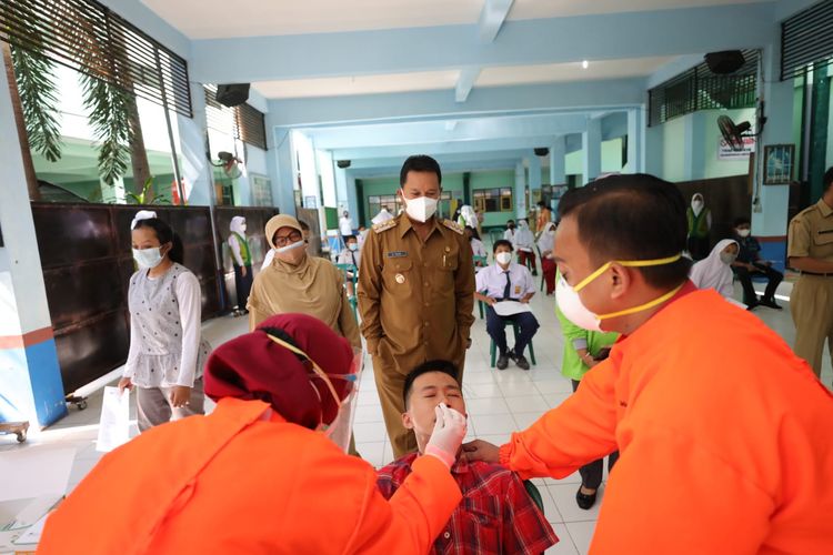 Wali Kota Madiun Maidi memantau siswa menjalani rapid antigen sebelum mengikuti pembelajaran tatap muka, Senin (20/9/2021).