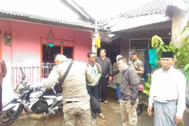 Seorang penambang bernama Enoh (38) meninggal dunia di tambang ilegal galian tipe C, Kampung Pasir Pogor, Desa Cipelang, Kecamatan Cijeruk, Kabupaten Bogor, Jawa Barat. Korban langsung dibawa ke rumah duka untuk disemayamkan, Rabu (18/12/2019).