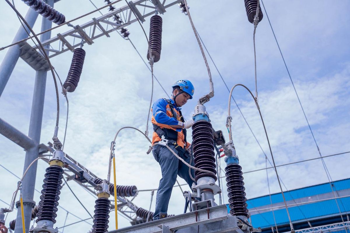 Petugas PLN melakukan perawatan listrik. 

