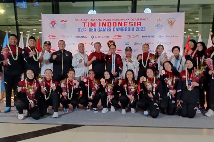 Timnas voli putri Indonesia mendapat sambutan usai berlaga pada SEA Games 2023 Kamboja. Selanjutnya, skuad voli putri Indonesia akan berlaga pada ajang AVC Challenge Cup 2023 di Gresik, 18-25 Juni 2023 mendatang.