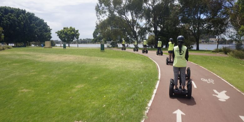 Keliling naik segway di Perth, Australia Barat, Senin (5/2/2018).