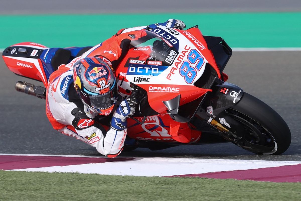 Jorge Martin saat sesi latihan bebas pada MotoGP Doha 2021. (Photo by KARIM JAAFAR / AFP)