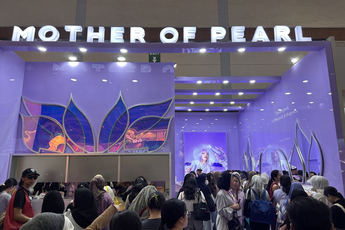 Para pengunjung Jakarta X Beauty ramaikan booth make up Mother of Pearl untuk berburu promo murah, Kamis (6/6/2024).