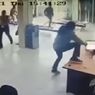 Viral, Video Penyerangan Brutal Kantor Adira Finance oleh Sekelompok Pria Bersenjata, Sekuriti Jadi Korban