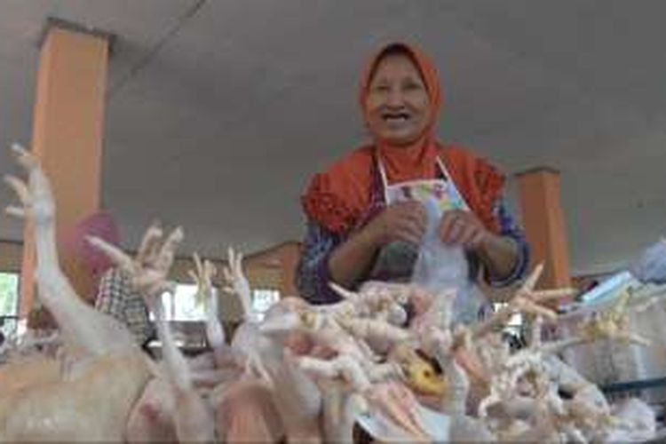 Penjual daging ayam di Pasar Basah, Kabupaten Trenggalek, Jawa Timur, mengalami kenaikan sejak pekan pertama bulan Ramadhan.