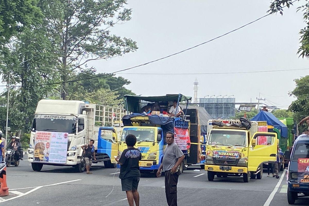 Aksi demo sopir truk di Bundaran Taman Pelangi, Surabaya, Kamis (19/6/2025)