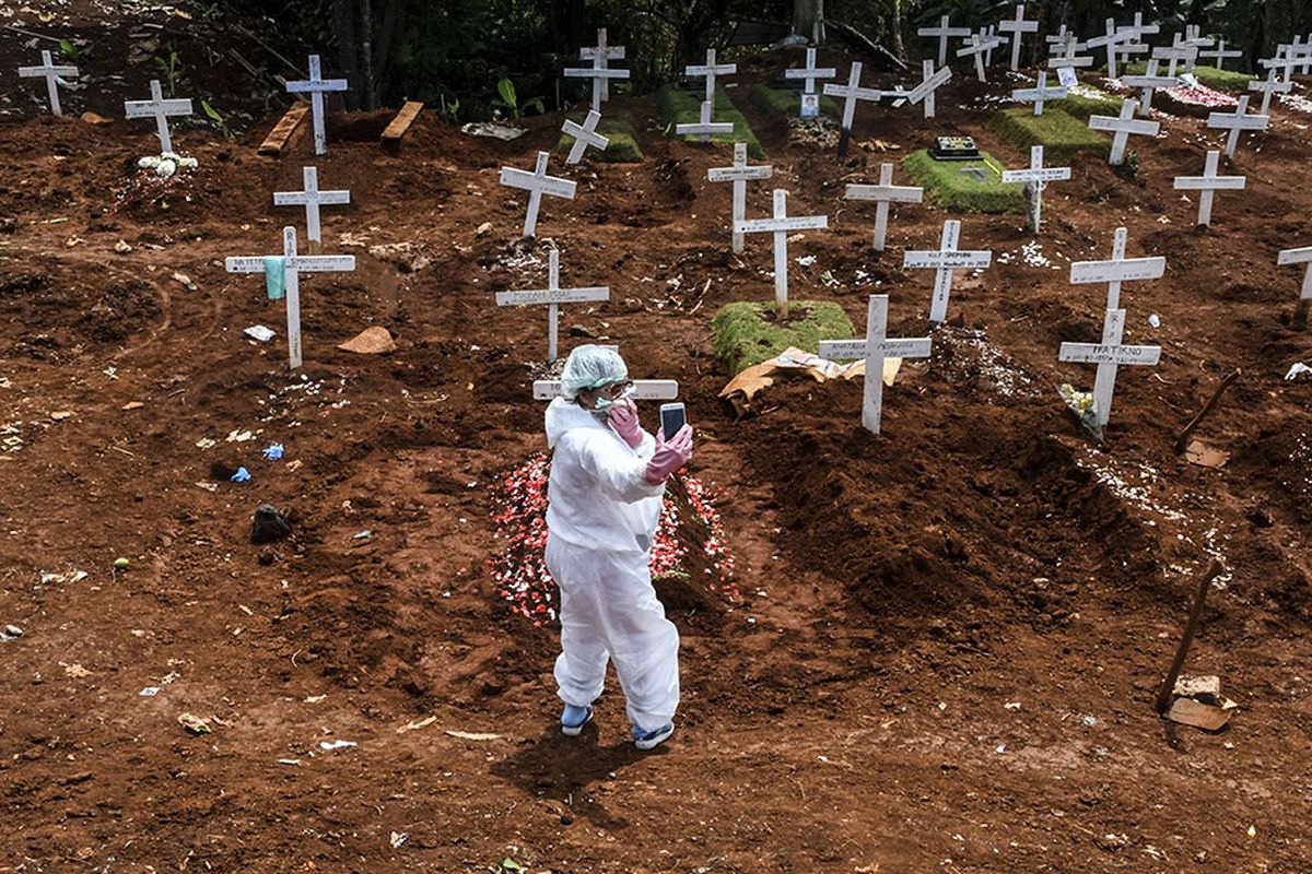 Kerabat dan keluarga jenazah kasus COVID-19 mengunjungi pemakaman di TPU Pondok Ranggon, Jakarta, Minggu (26/4/2020). Gubernur DKI Jakarta Anies Baswedan mengatakan, selama penerapan pembatasan sosial berskala besar (PSBB) sejak 10-23 April, tren pemakaman yang menggunakan prosedur tetap (protap) COVID-19 cenderung menurun, di mana sebelumnya mencapai 50 orang yang meninggal per hari kini 40-30 orang per hari.