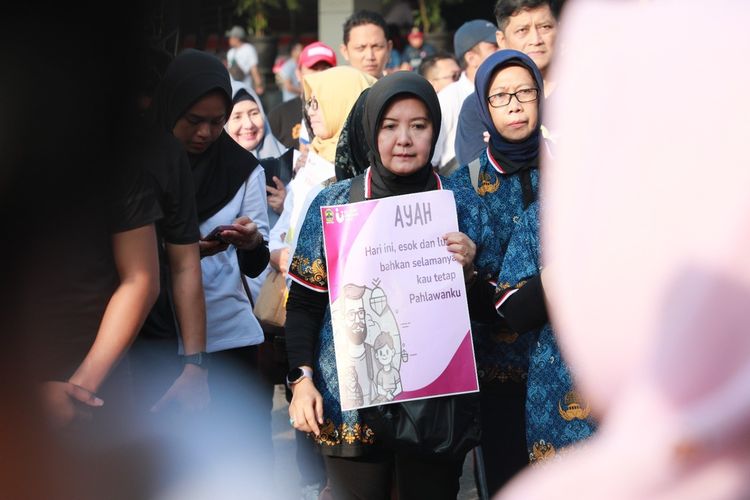 Pj Gubernur Jateng Nana Sudjana membuka kegiatan Jalan Sehat dan Kampanye 16 Hari Anti Kekerasan Terhadap Perempuan (HAKTP) di Kota Semarang, Minggu, (26/11/2023).