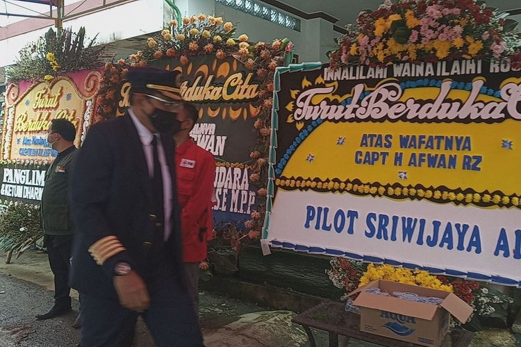 Suasana duka terlihat setelah jenazah pilot Sriwijaya Air SJ-182, Kapten Afwan sampai di kediaman keluarga, Perumahan Bumi Cibinong Endah (BCE), Kabupaten Bogor, Jawa Barat pada Sabtu (30/1/2021).