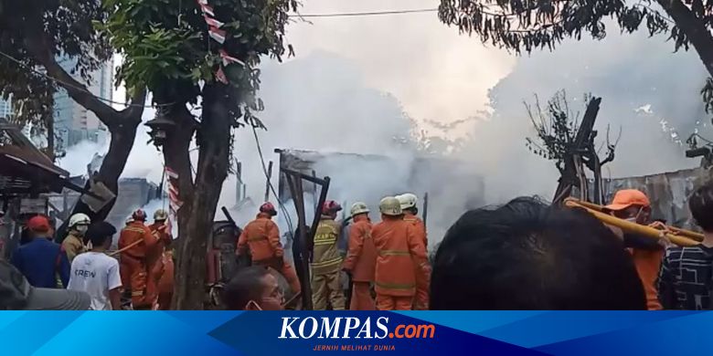 Rumah di Kawasan Padat Penduduk Cipete Utara Terbakar, Warga Berupaya Selamatkan Barang - Vimarsana News