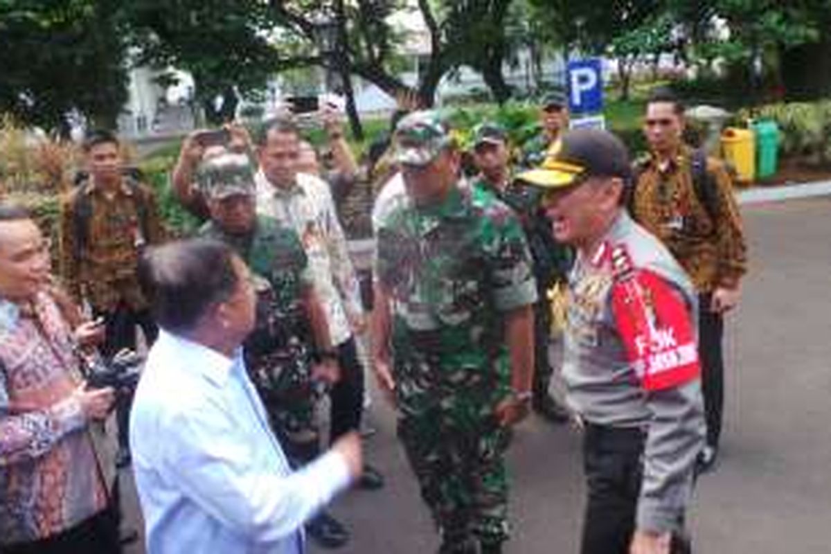 Wakil Presiden Jusuf Kalla bersama Pangdam Jaya Mayjen Teddy Lhaksamana bersama Kapolda Metro Jaya Irjen Mochamad Iriawan di Kantor Wapres, Kompleks Istana Kepresidenan, Jakarta, Jumat (4/11/2016).