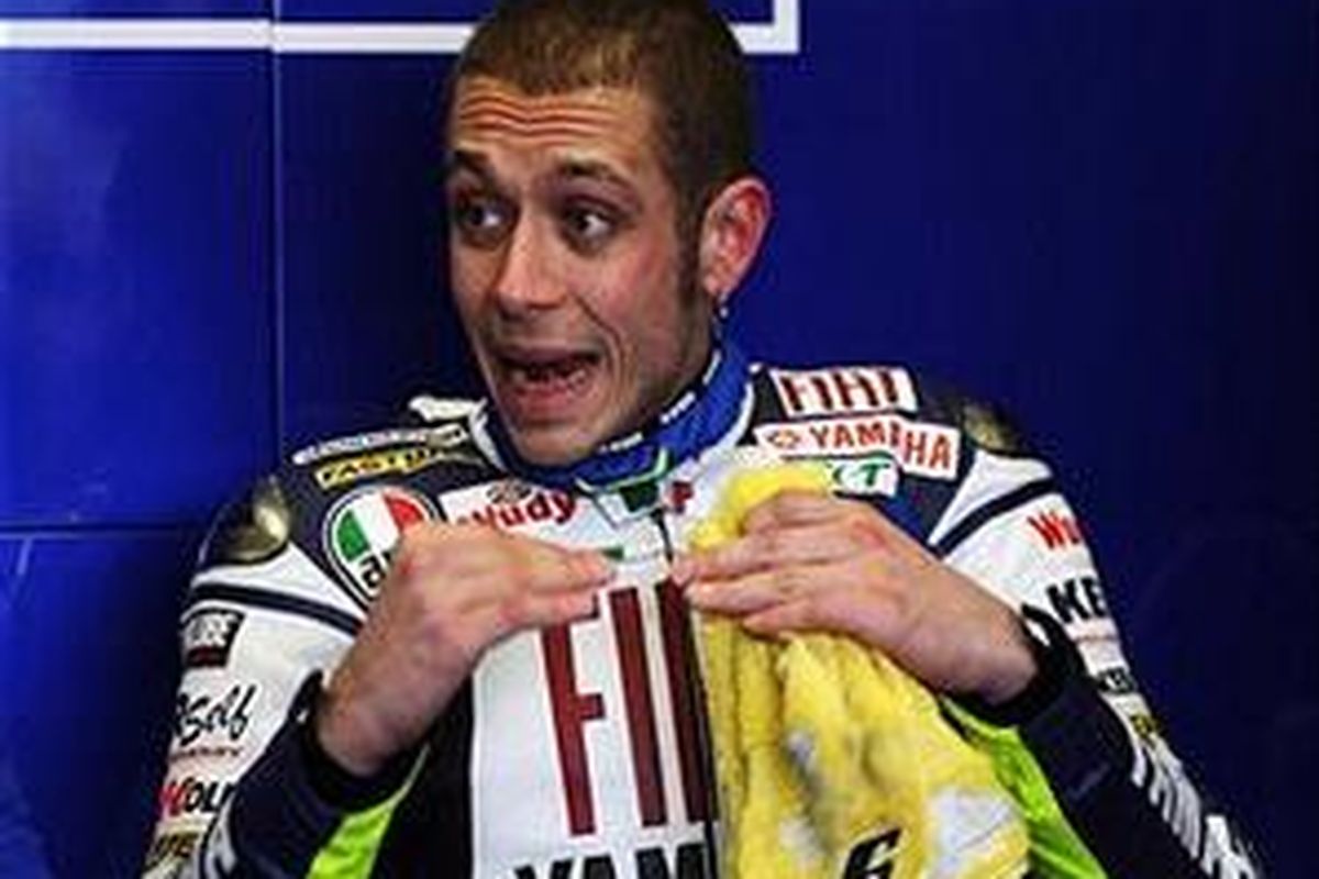 Valentino Rossi memberi penjelasan kepada pers seusai sesi uji coba di Qatar.