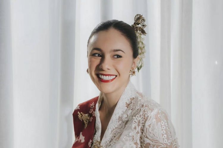 Gaya Wulan Guritno saat Upacara HUT ke-81 RI, Anggun Berkebaya 