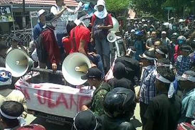 Ratusan warga di Kabupaten Wajo, Sulawesi Selatan mengepung kantor KPUD setempat terkait kecurangan Pilkada yang dilakukan oleh kandidat pasanagan petahana. Senin, (23/09/2013).