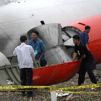 Bagian dari Pesawat Lion Air MD-82 bernomor penerbangan JT 538 yang mengalami kecelakaan di sebelah barat Bandara Adi Sumarmo Solo, seperti terlihat hari Kamis (02/12/2004) mulai dipreteli dan dipindahkan dari lokasi kejadian.