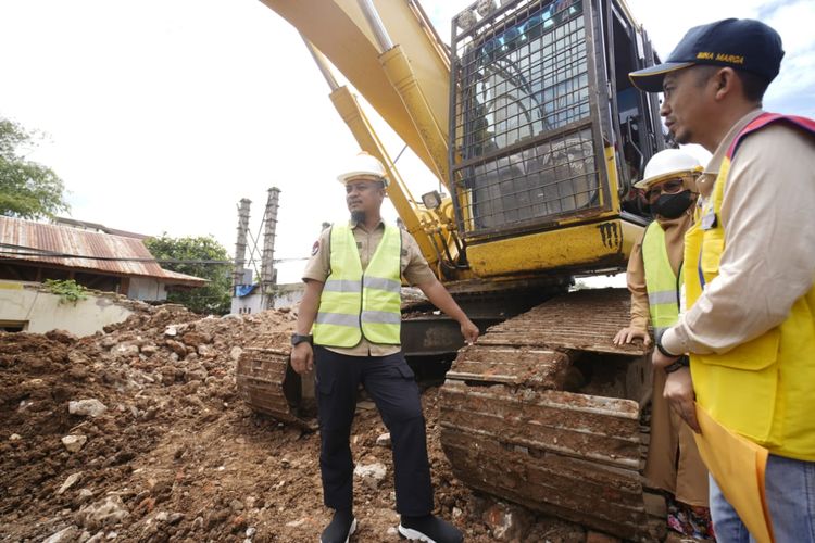 Gubernur Sulsel Andi Sudirman Sulaiman meninjau langsung proses penggalian di Jembatan Malango, Toraja Utara, Sabtu (8/7/2023).