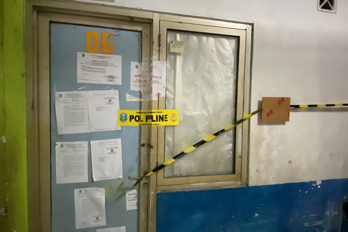 Salah satu unit di Rusunawa Gunungsari, Surabaya, disegel karena penghuni tak bayar sewa, Kamis (16/5/2024).