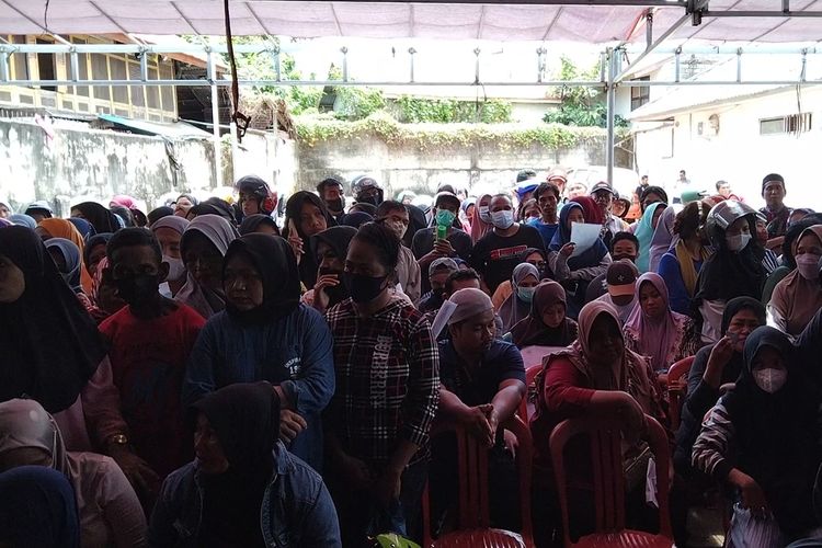 Ratusan warga kota Baubau, Sulawesi Tenggara, menumpuk dan berdesak-desakan saat mengantri menerima bantuan langsung tunai (BLT) bahan bakar minyak (BBM) di Kantor Pos Baubau, Senin (12/9/2022).