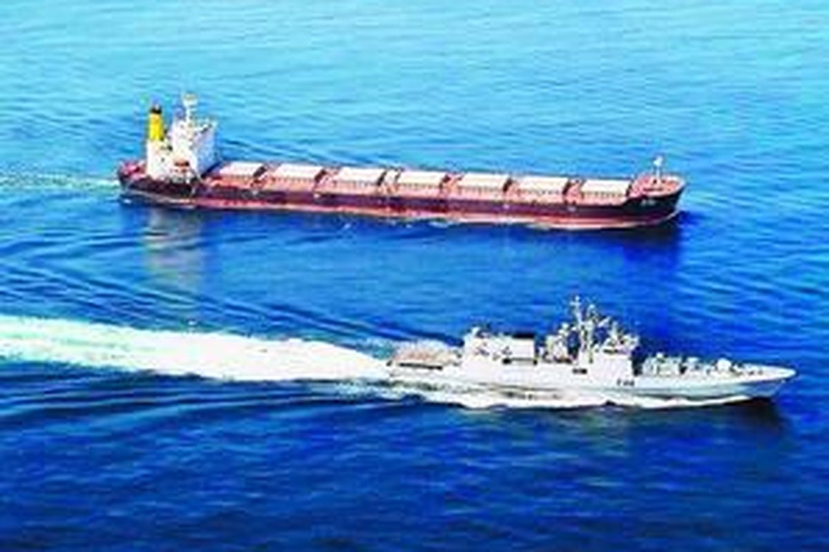 Pada gambar yang disiarkan Angkatan Laut India ini, fregat India, INS Tabar (kanan), mengawal kapal MV Jag Arnav setelah berhasil menghalau upaya perompakan di lepas pantai Somalia, 11 November. AL India, Rabu (19/11), melaporkan, INS Tabar berhasil menghancurkan sebuah kapal cepat perompak di Teluk Aden pada Selasa malam.