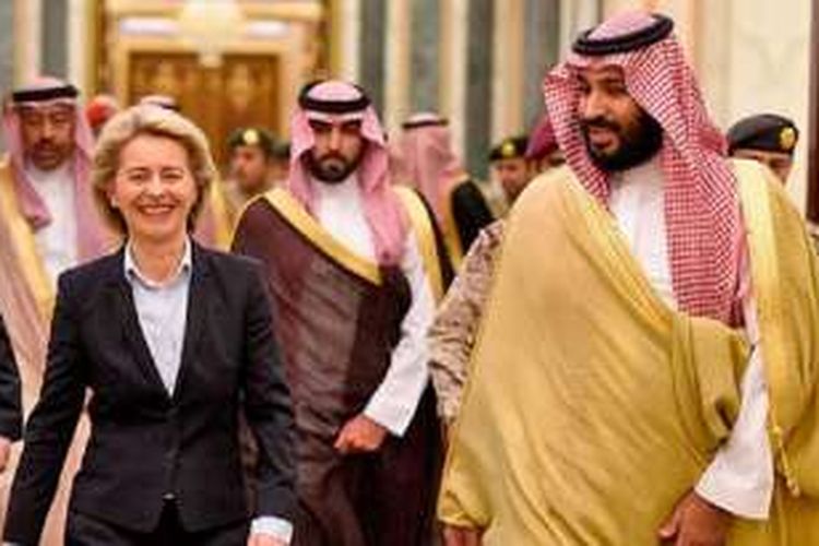 Menteri Pertahanan Jerman, Ursula von der Leyen, melenggang dengan memakai stelan biru tua di samping Wakil Putra Mahkota Arab Saudi, Mohnammed bin Salman al Saud.