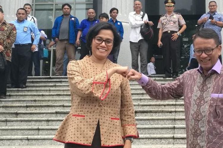 Menteri Keuangan Sri Mulyani dan Dirjen Pajak Ken Dwijugiasteadi di Gedung MK, Jakarta, Rabu (14/12/2016)