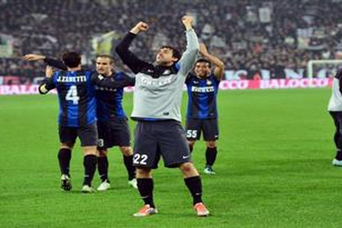 Penyerang Inter Milan, Diego Milito, merayakan kemenangan timnya 3-1 atas Juventus, pada laga Serie-A, di Juventus Stadium, Sabtu (3/11/2012). Dua gol pertama Inter dicetak oleh Milito.