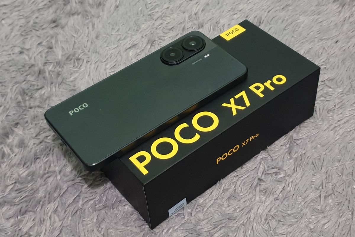 Poco X7 Pro bersama kotak kemasannya. Bisa dilihat kotak ini serupa dengan desain kotak Poco X6 Pro yang dominan warna hitam dan teks berwarna kuning.