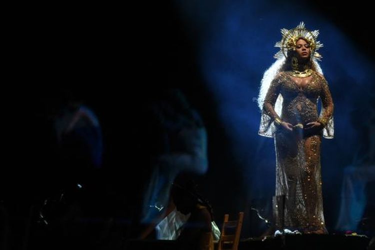 Musisi Beyonce yang tengah hamil, tampil menghibur pada perhelatan Grammy Awards 2017 di Staples Center, Los Angeles, California, Minggu (12/2/2017).