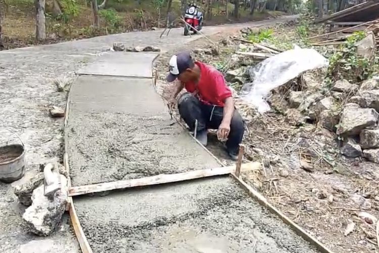6 Tahun Jalan Rusak, Warga Pangandaran Patungan Perbaiki Jalan hingga Utang Material