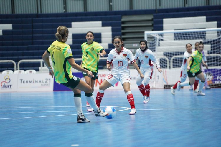Aksi Fitri Rosdiana (10) dalam laga semifinal ASEAN Women's Futsal Championship 2026 Timnas Futsal Indonesia vs Australia di Terminal 21 Korat, Nakhon Ratchasima, Thailand, Sabtu (28/2/2026).