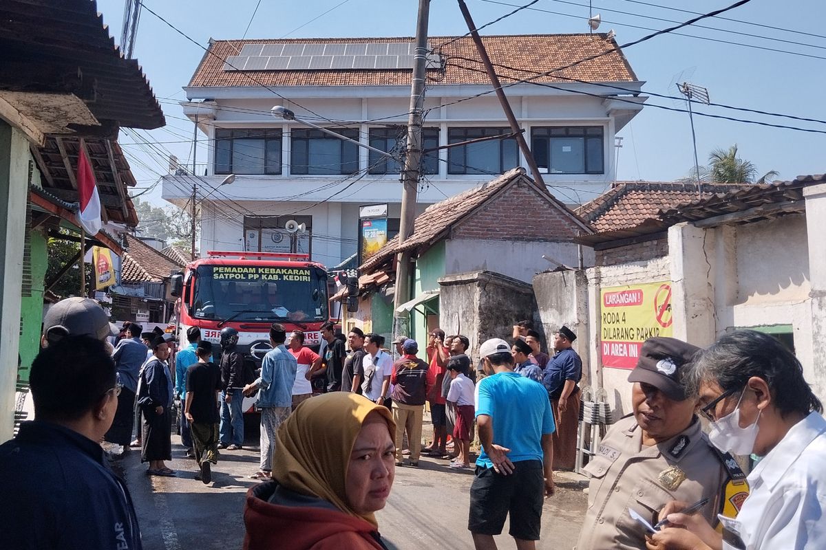 Unit mobil damkar dalam penanganan kebakaran rumah pengasuh Pondok Pesantren Lirboyo, Kota Kediri, Jawa Timur, Senin (5/8/2024).